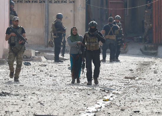 القوات العراقية تجلي المدنيين من مناطق الموصل بعد تحريرها من داعش