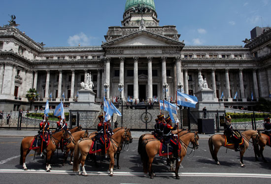 استعدادات أمنية مكثفة أمام البرلمان الأرجنتينى قبل افتتاح دورته الجديدة