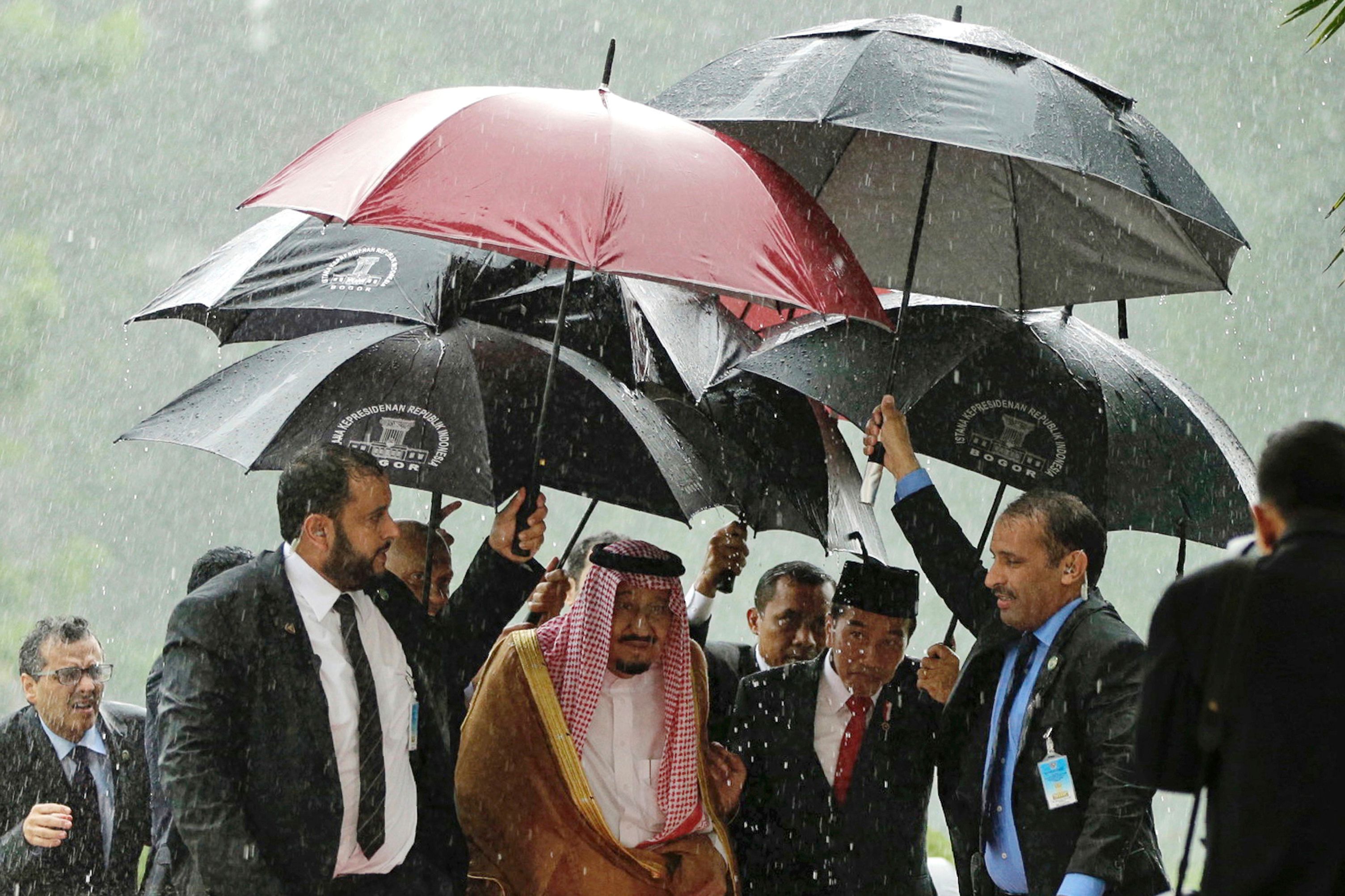 تساقط الأمطار خلال زيارة الملك سلمانا إلى إندونيسيا - أف ب