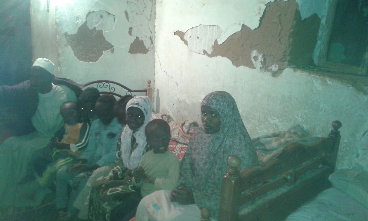 اسحق من السودان لديه زوجتين و11طفل ويعيش فى منزل متهالك (2)