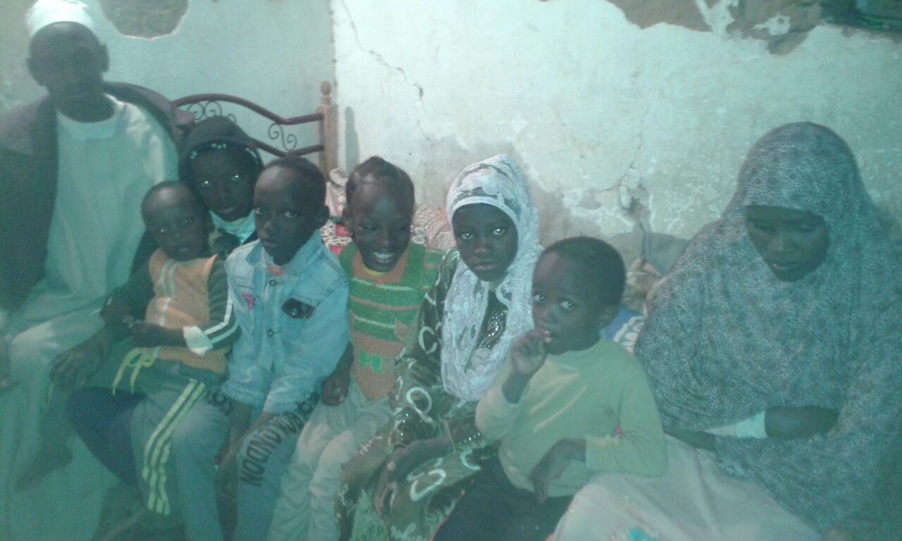 اسحق من السودان لديه زوجتين و11طفل ويعيش فى منزل متهالك (1)