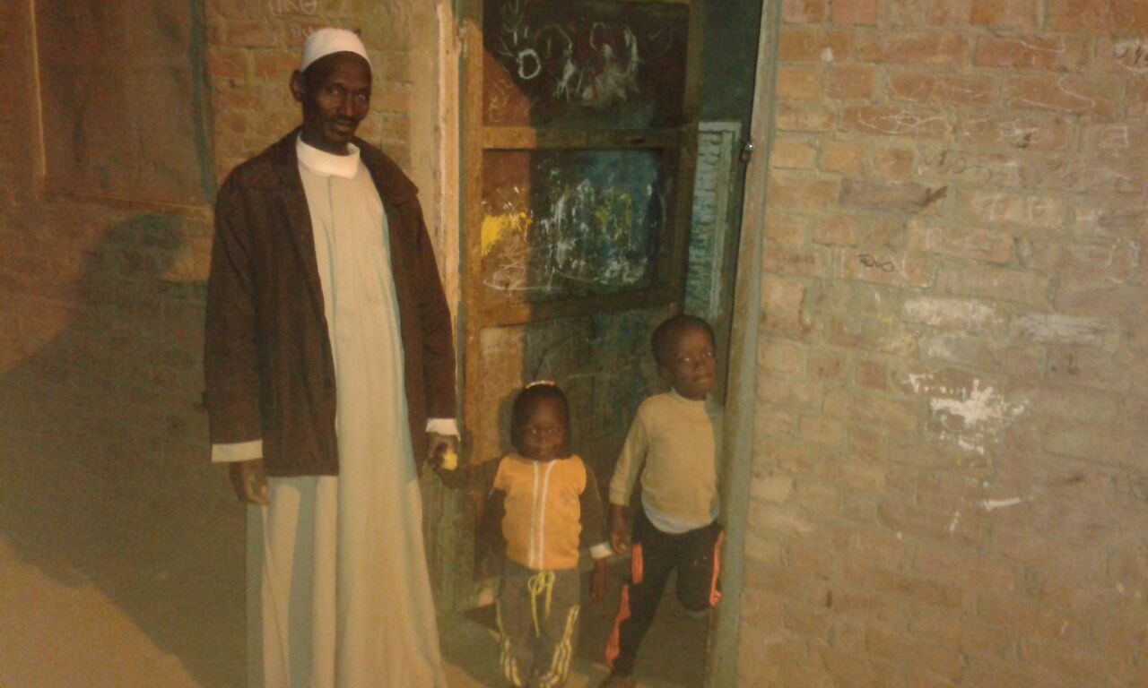 اسحق من السودان لديه زوجتين و11طفل ويعيش فى منزل متهالك (9)