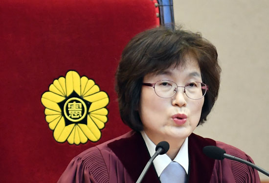 لى جونج مى رئيس المحكمة الدستورية فى كوريا الجنوبية
