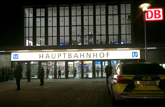 محطة قطارات دوسلدورف ألمانيا من الخارج وسط انتشار قوات الأمن