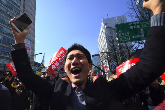 فرحة شعب كوريا عقب اصدار حكم تأييد المحكمة بعزل الرئيسة