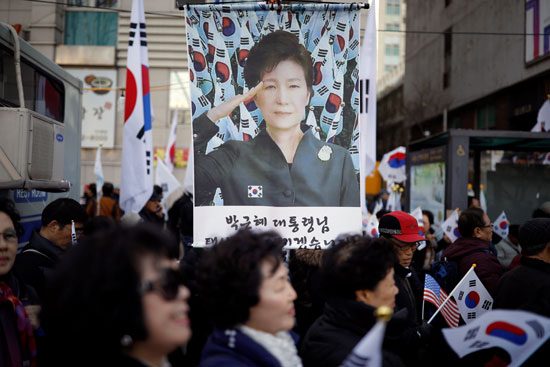 لافتات تحمل صورة رئيسة كوريا الجنوبية