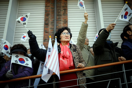 عشرات المؤيدين لرئيسة كوريا الجنوبية