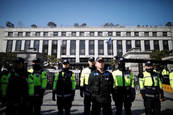 قوات الشرطة تؤمن المحكمة الدستورية عقب إصدار الحكم بعزل رئيسة البلاد