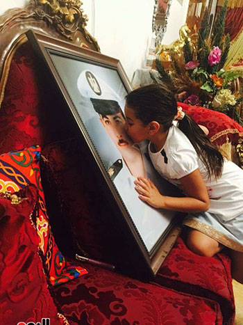  لوجين تُقبّل صورة والدها الشهيد أحمد أبو الدهب 