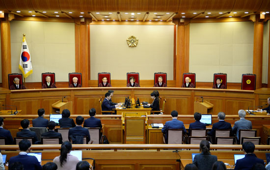 لحظة النطق بالحكم بعزل رئيسة كوريا الجنوبية من قضاة المحكمة الدستورية 
