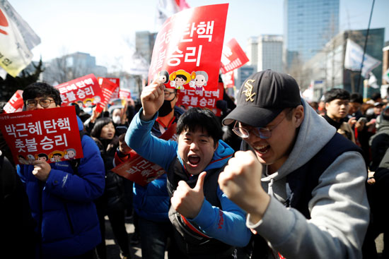 فرحة شعب كوريا الجنوبية عقب اصدار حكم عزل رئيسة كوريا