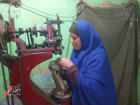 الأسطى حنان تعمل على ماكينة الخياطة