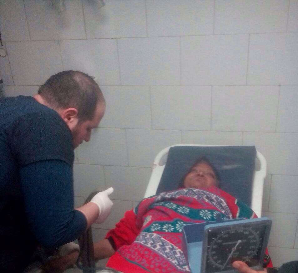  التضامن تودع سيدة مسنة بمستشفى لرعايتها  (1)