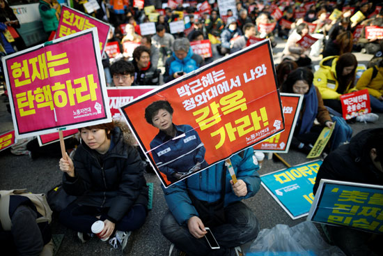 صور رئيسة كوريا الجنوبية بملابس السجن