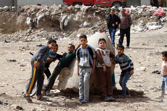 أطفال مصر يلهون على رأس الملك رمسيس بعد اكتشاف آثاره فى المطرية