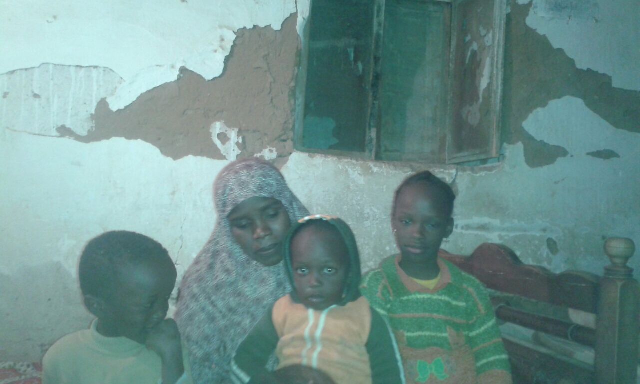اسحق من السودان لديه زوجتين و11طفل ويعيش فى منزل متهالك (10)