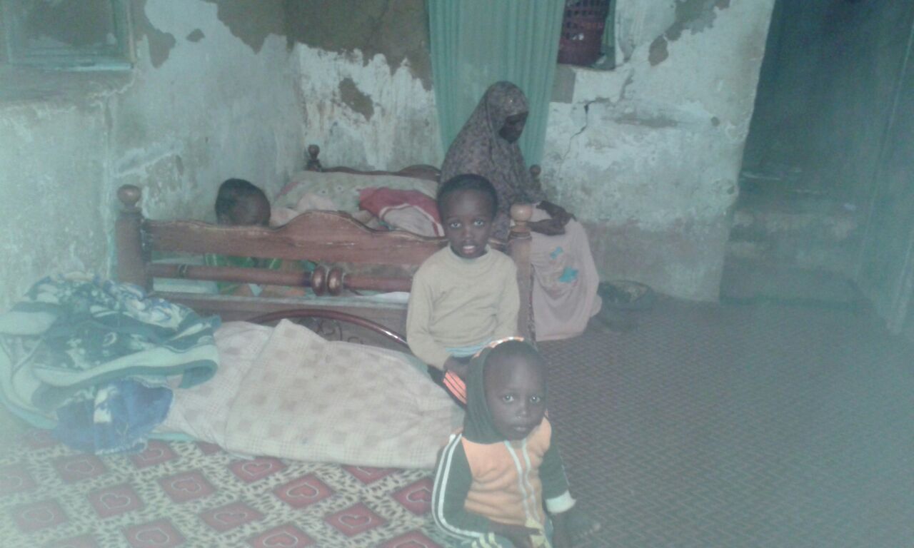 اسحق من السودان لديه زوجتين و11طفل ويعيش فى منزل متهالك (8)
