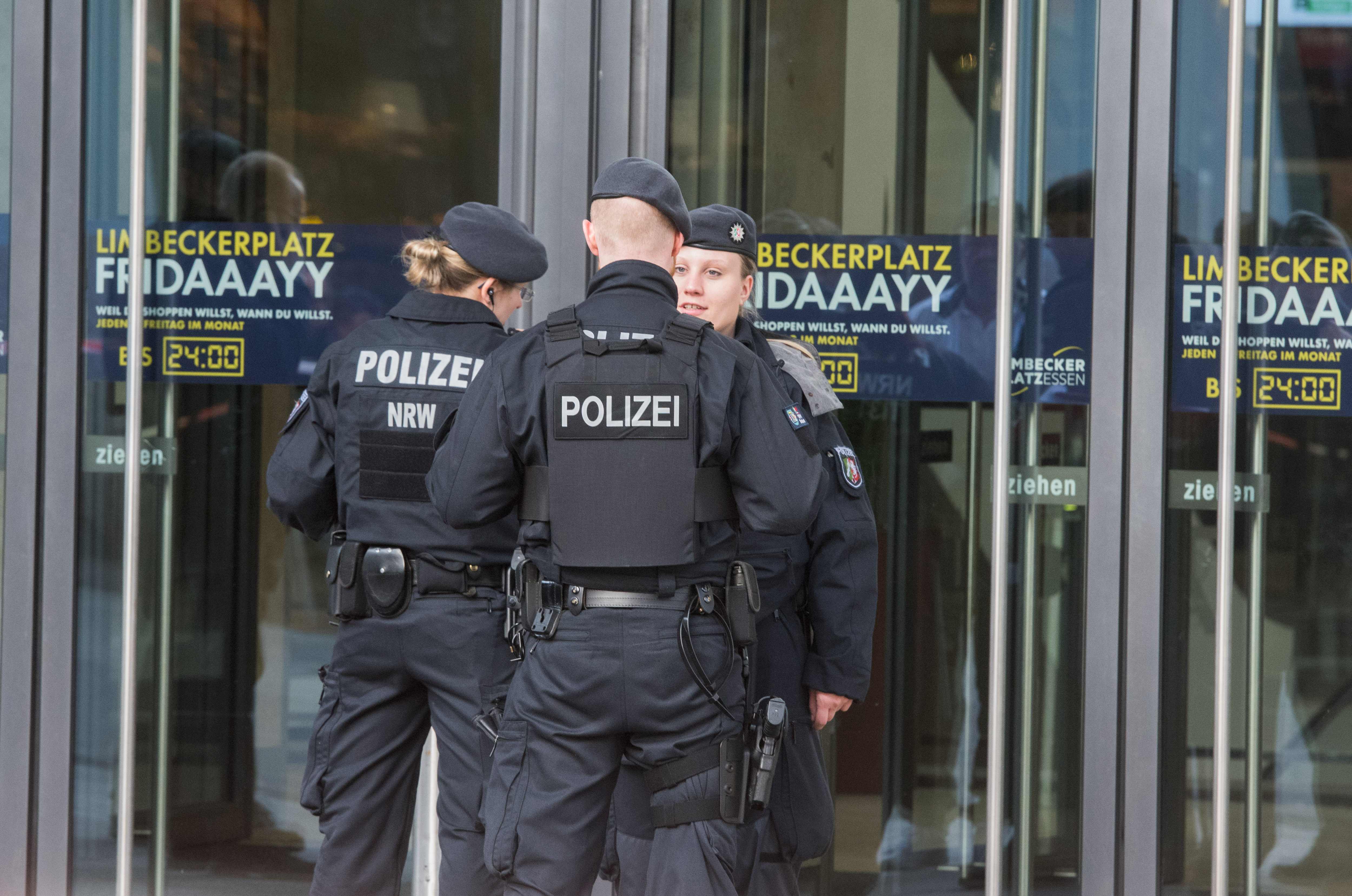 الشرطة الألمانية بعد إغلاق مركز تسوق لدواع أمنية