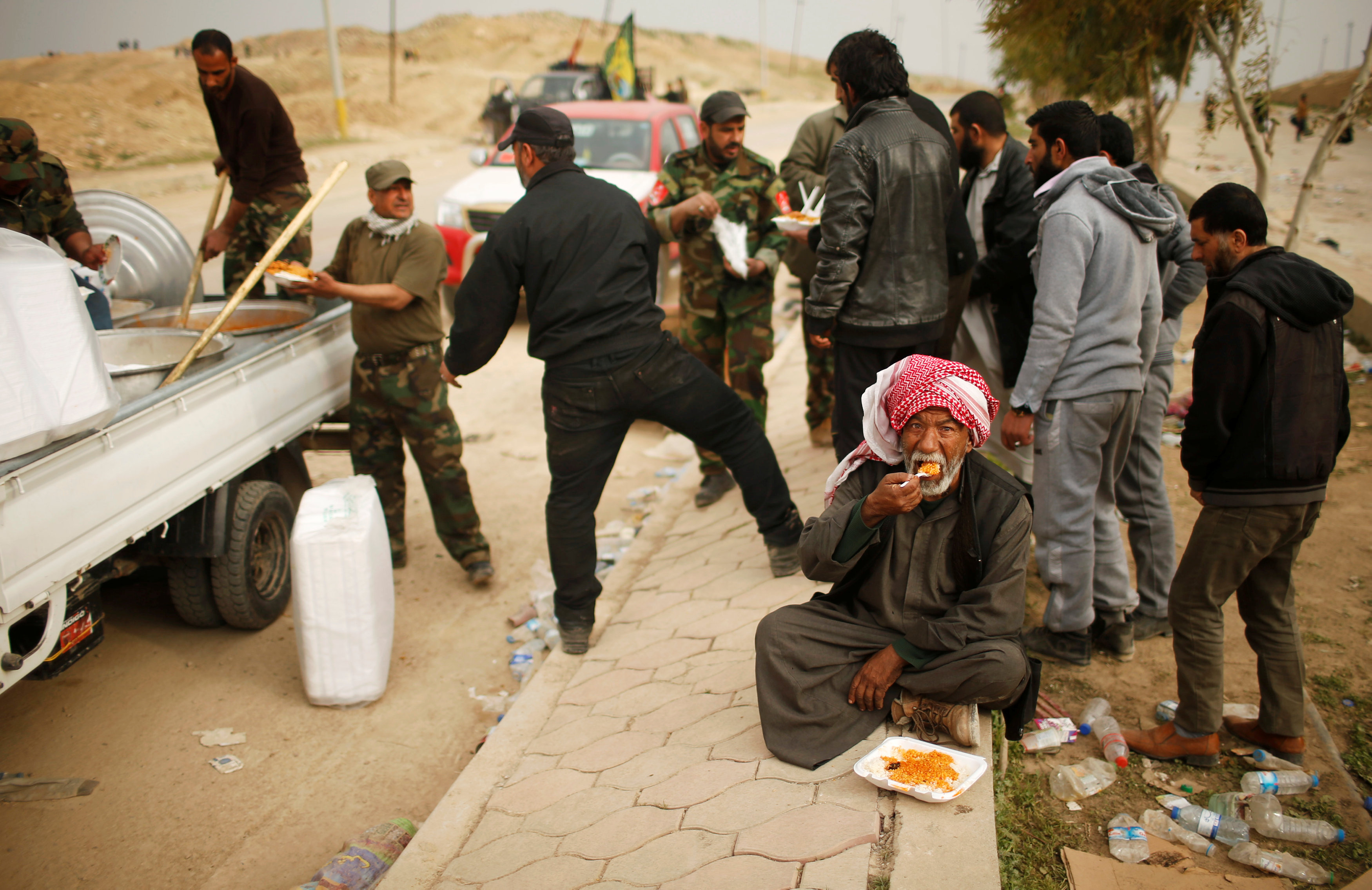 الجيش يقدم الحصص الغذائية للنازحين العراقيين فى الموصل