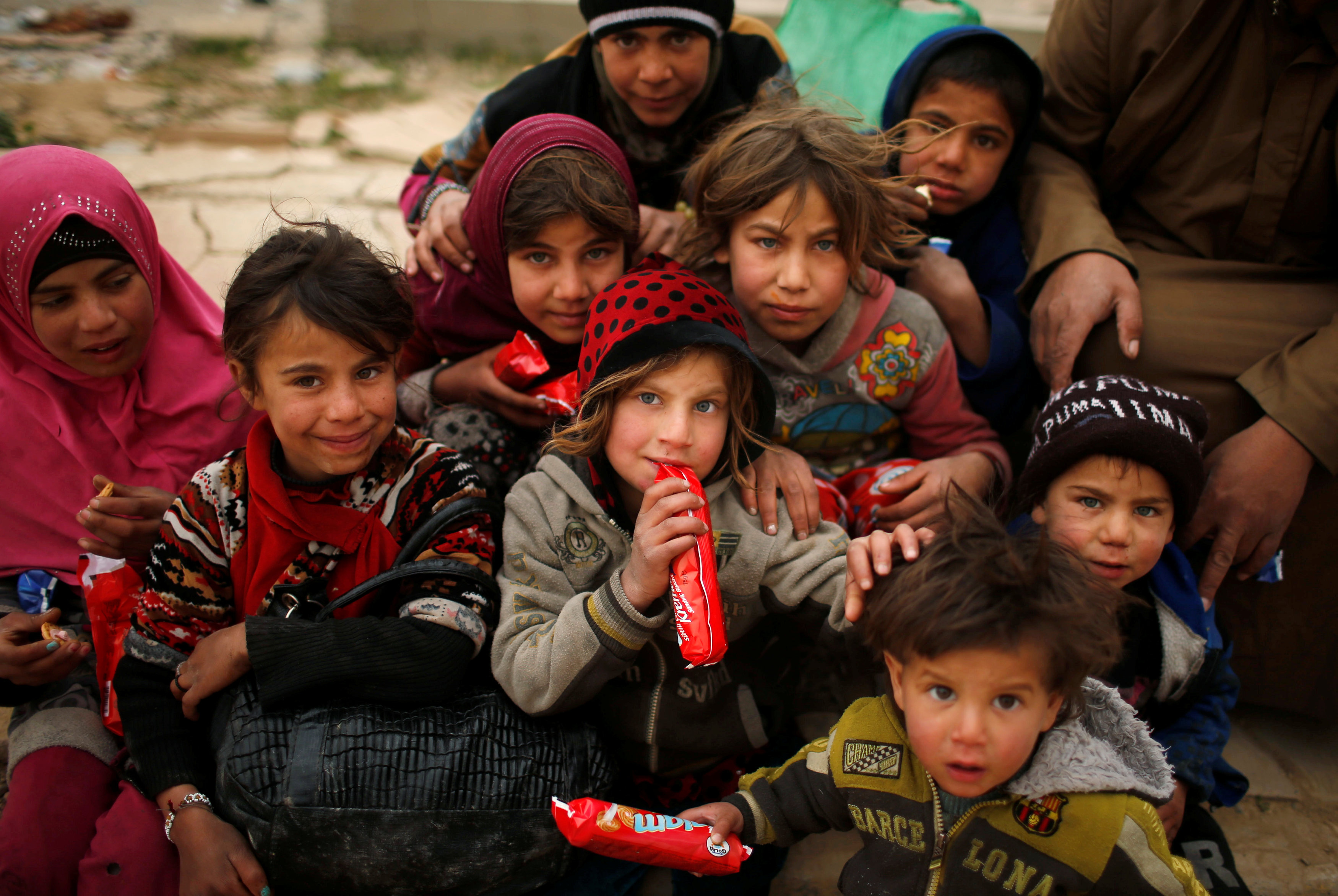 أطفال عراقيون نازحون من الموصل يمسكون الحلوى فى أيديهم
