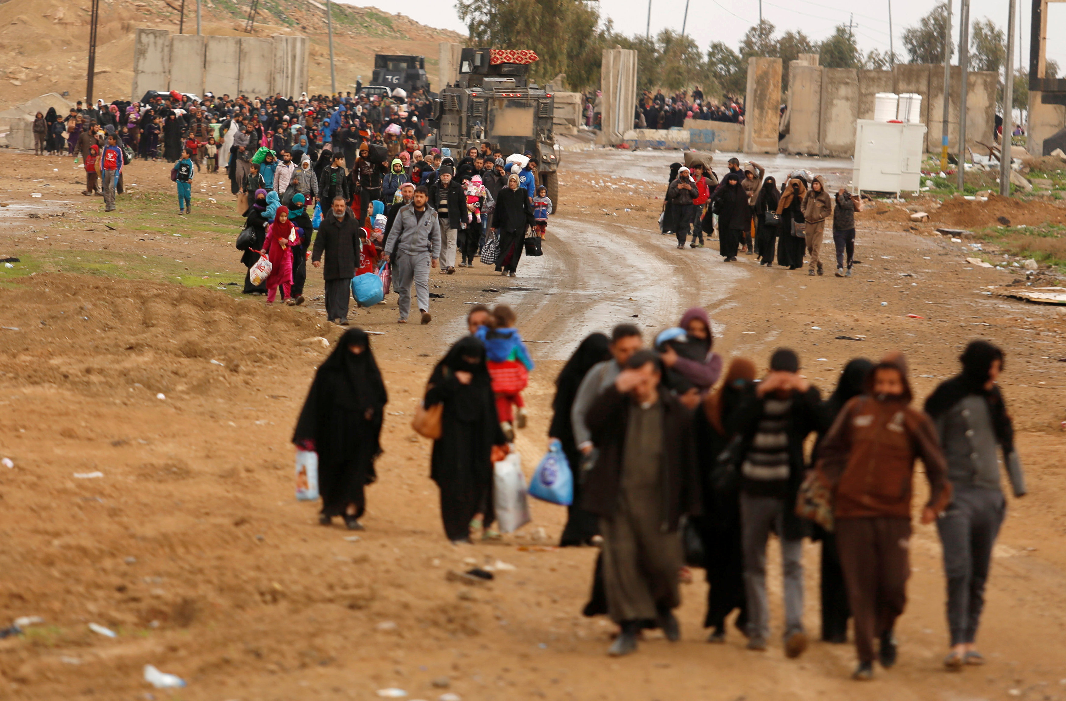 آلاف المواطنين العراقيين يهربون من داعش فى الموصل