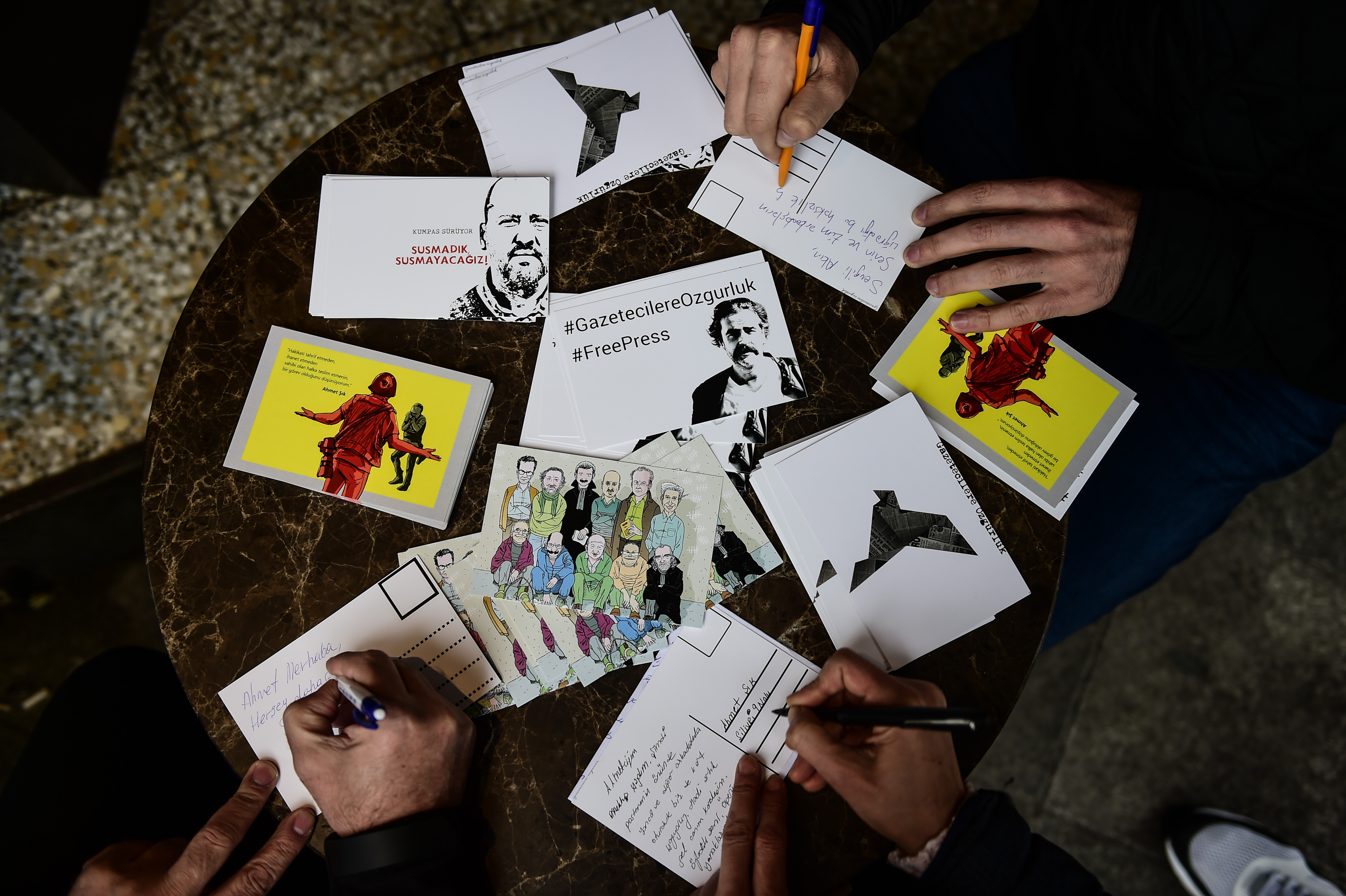 بطاقات بريدية يتم ارسالها للصحفيين المعتقلين فى تركيا