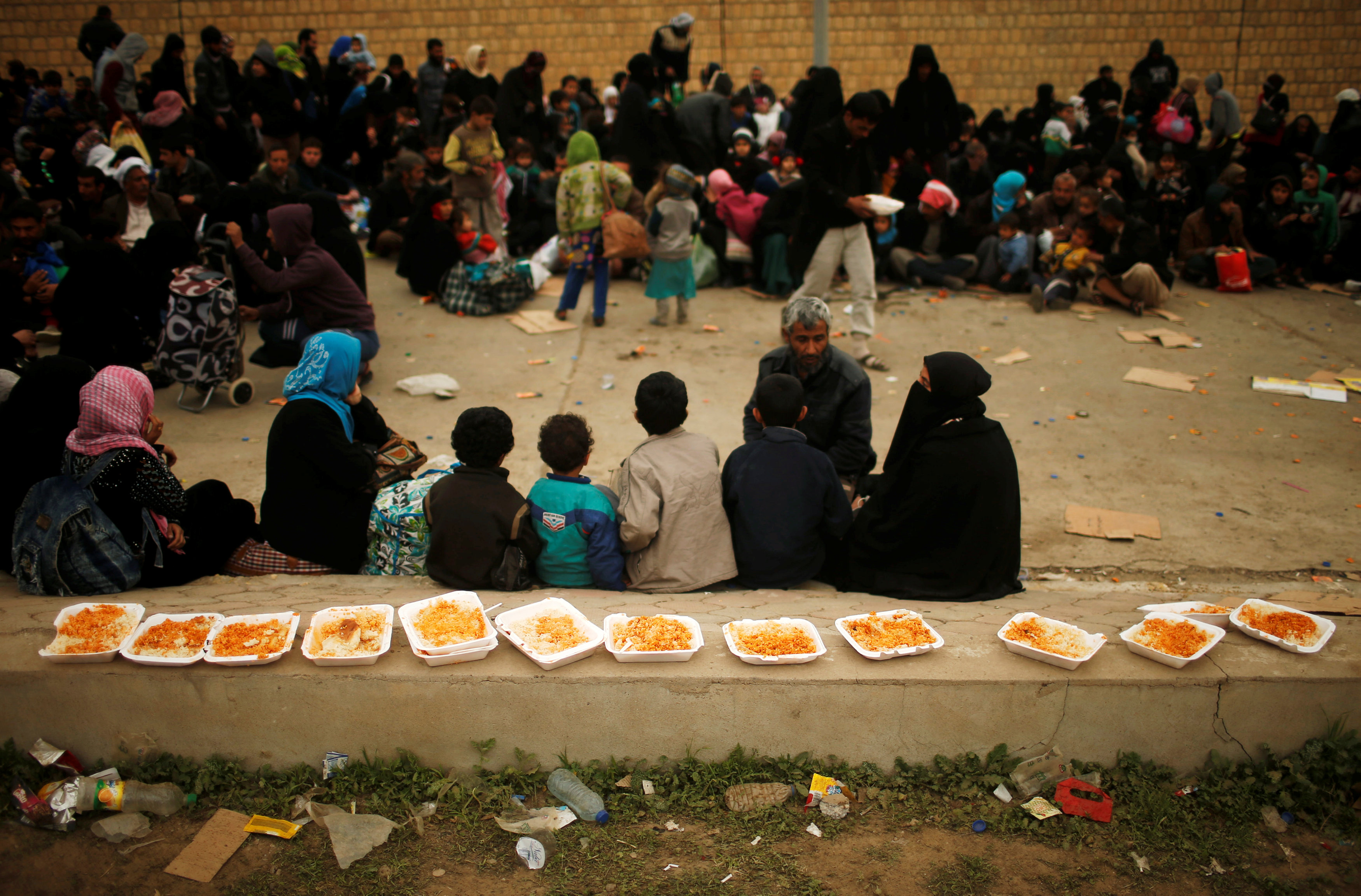 وجبات الطعام المقدمة للنازحين العراقيين على الأرصفة