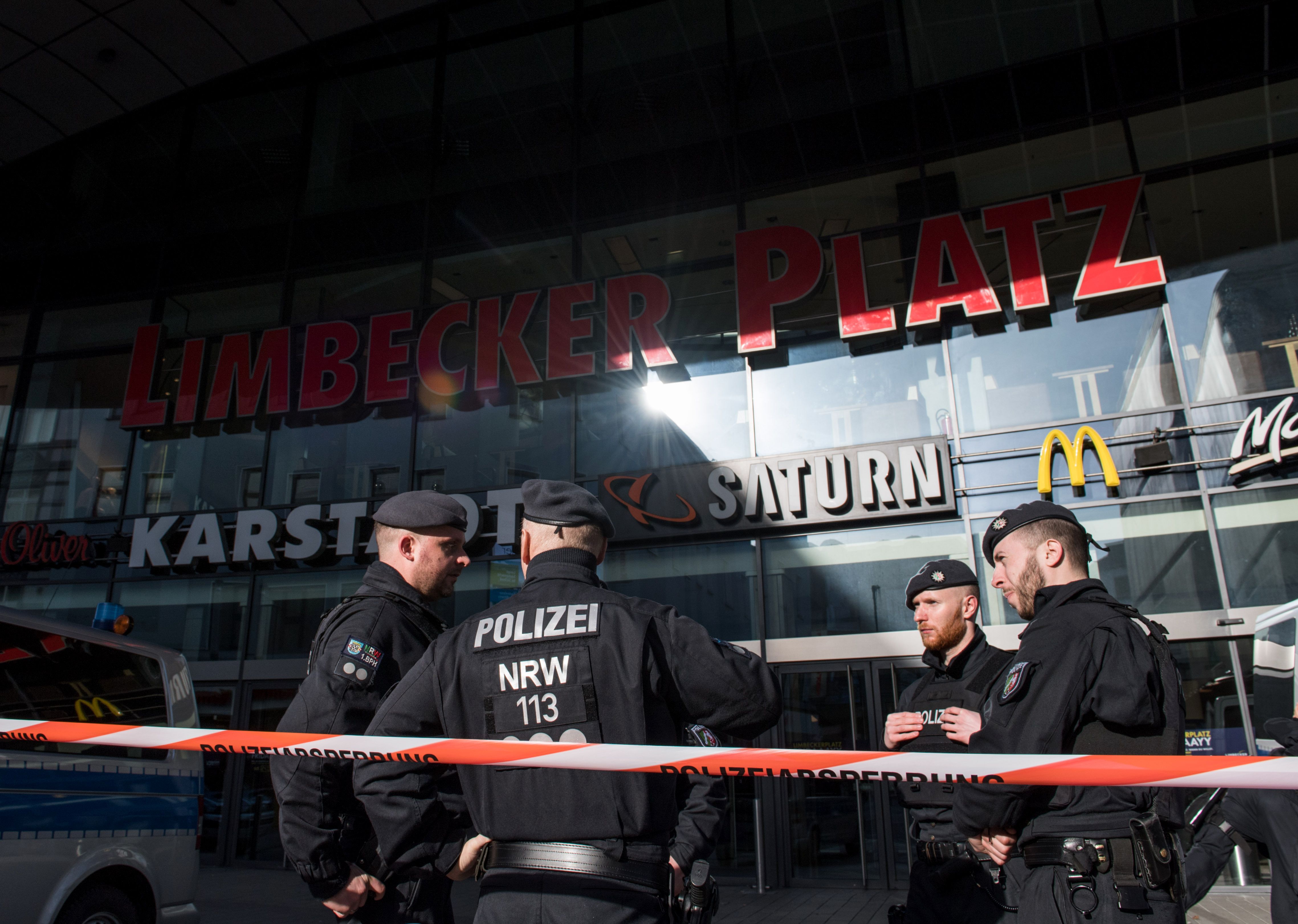 الشرطة الألمانية أمام مركز للتسوق