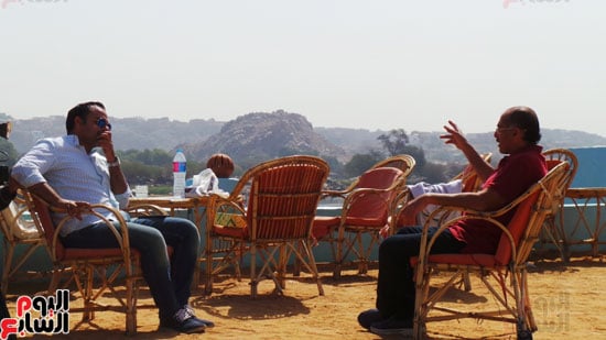         الزوار يستمتعون بالجلوس على ضفاف النيل