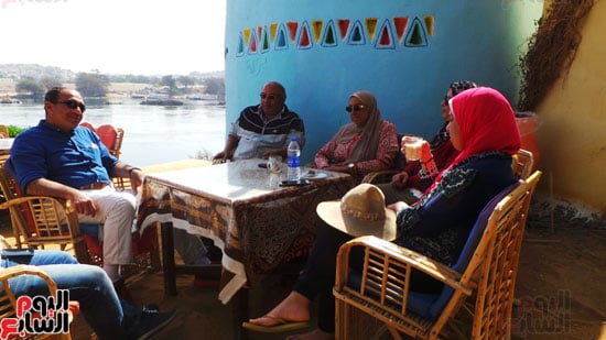              زوار القرية يشربون الشاى على ضفاف النيل