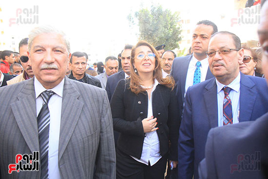 وزيرة التضامن الاجتماعى ومحافظ الإسماعيلية خلال تسليم الوحدات 