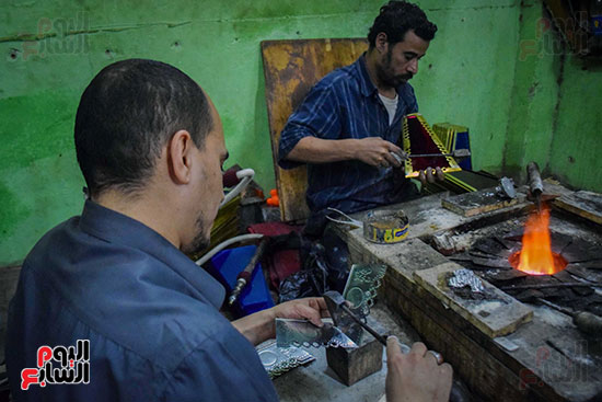 عمال حريصون على الانتهاء من إنتاج الفوانيس قبل حلول شهر رمضان