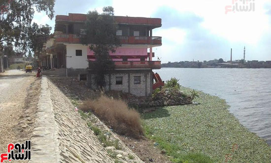        المبنى داخل نهر النيل بقرى الساحل