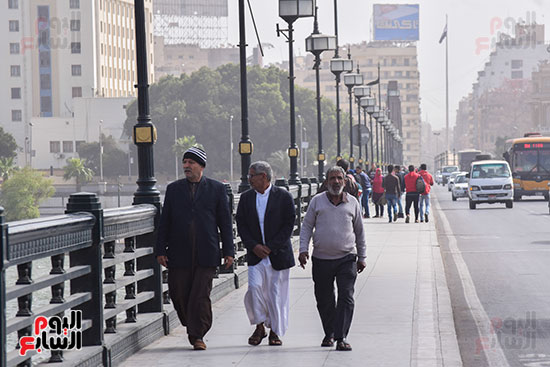  برودة الجو تجبر المواطنون على ارتداء الملابس الثقيلة