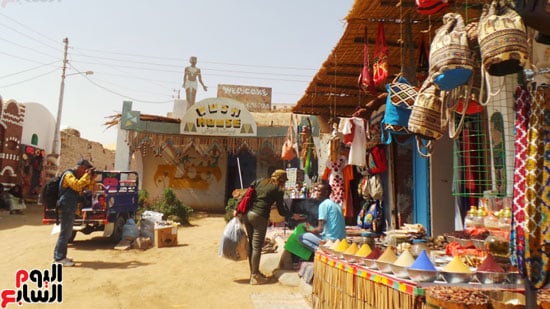         السوق السياحية بغرب سهيل