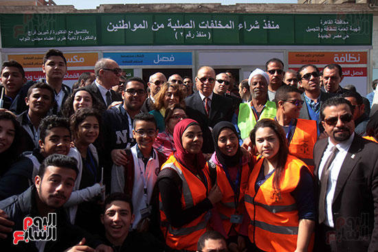 -	17 المحافظ يلتقط صورة تذكارية مع شباب المتطوعين 