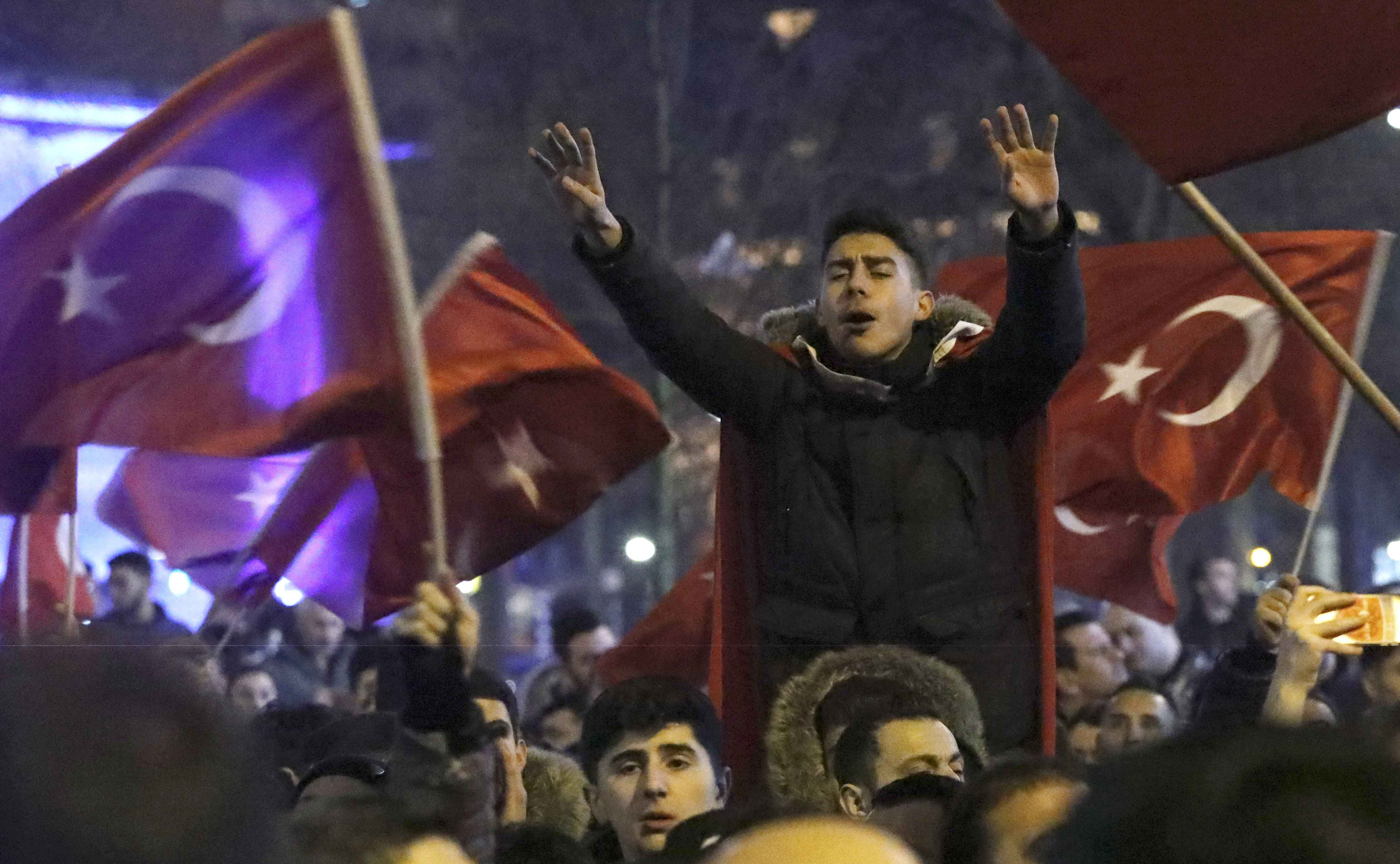 متظاهرون أتراك فى هولندا بعد تصاعد الخلاف مع تركيا