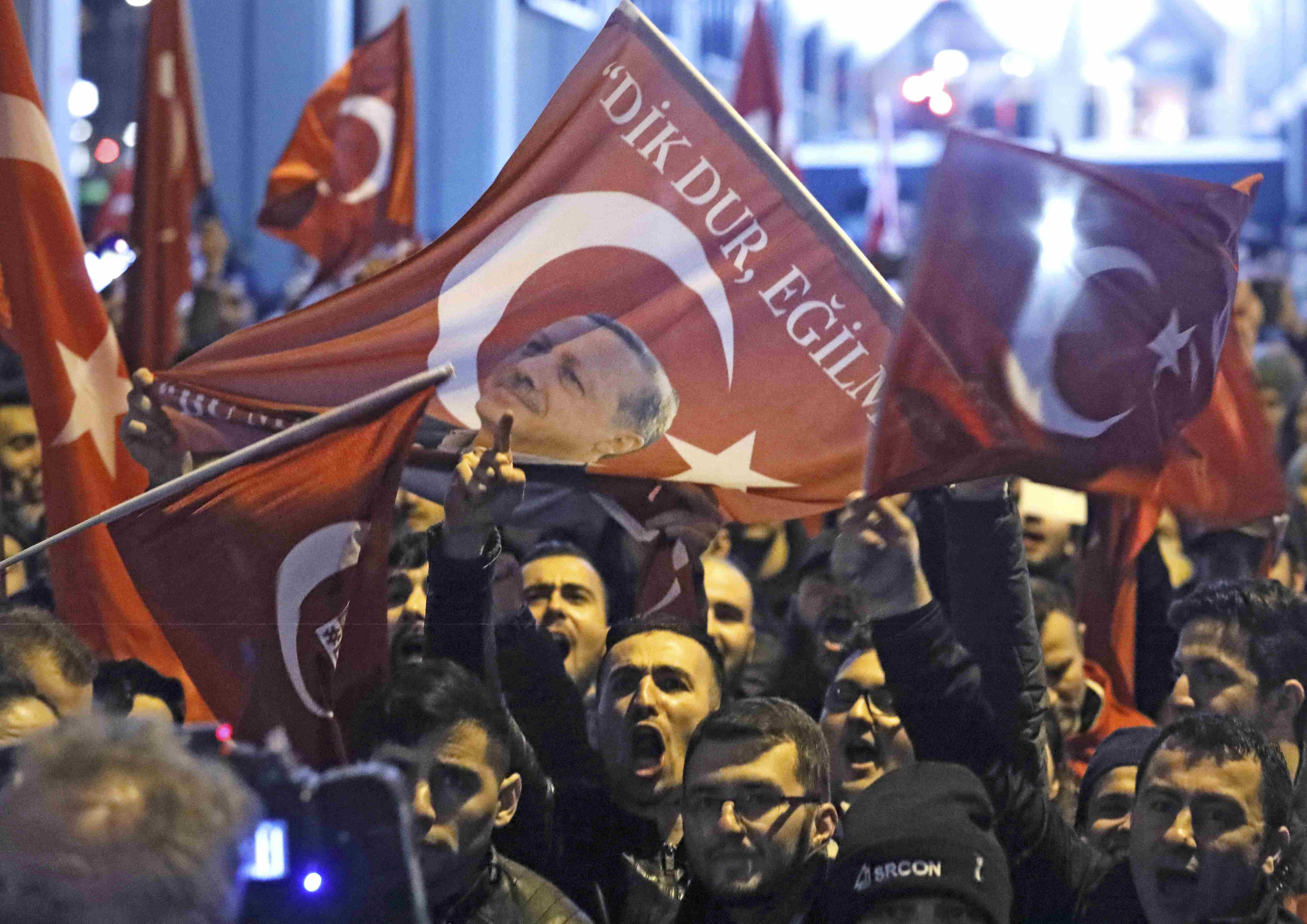 متظاهرون اتراك يحتجون أمام القنصلية التركية فى روتردام