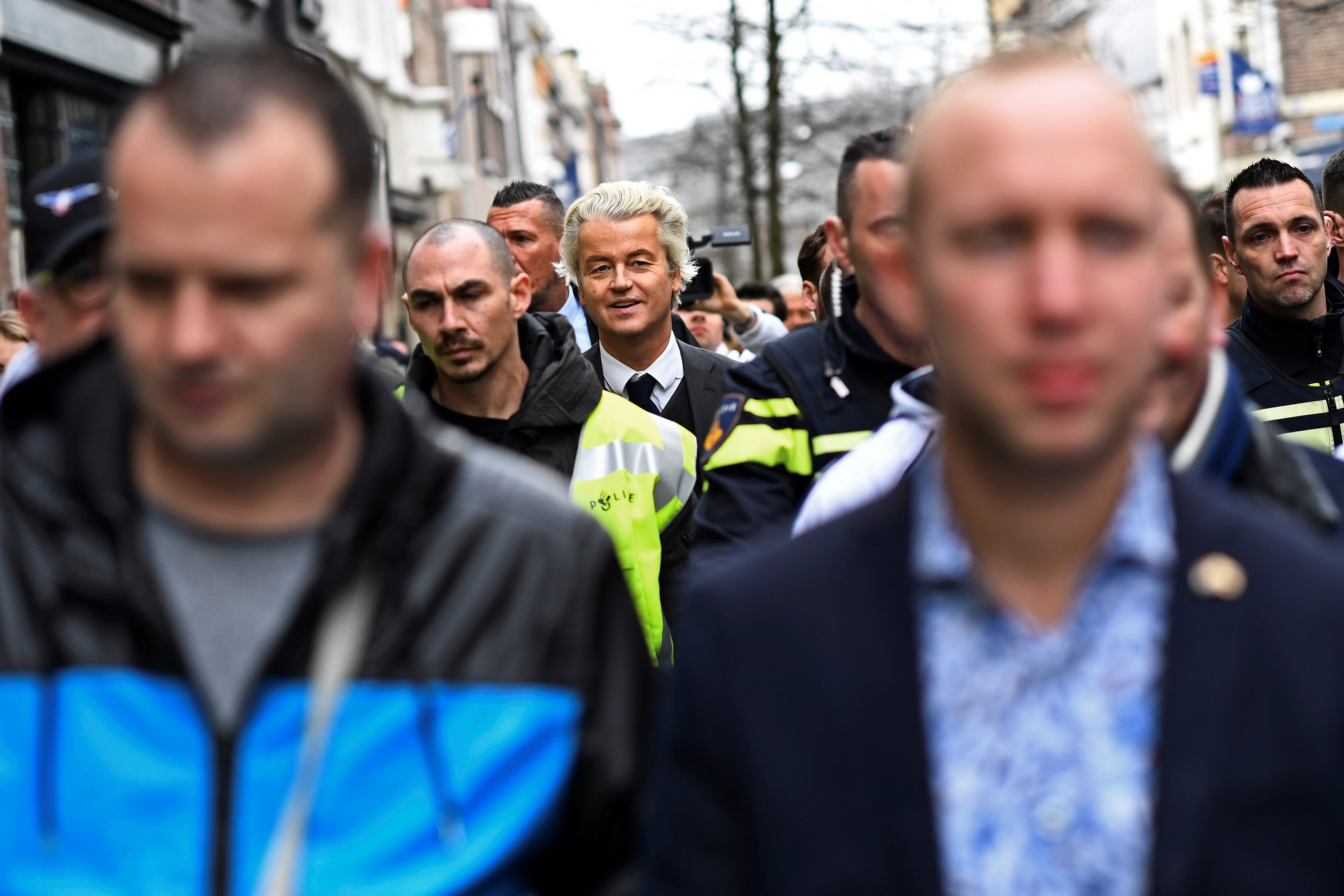 خيرت فيلدرز  يقف خلف رجال الشرطة الهولندية