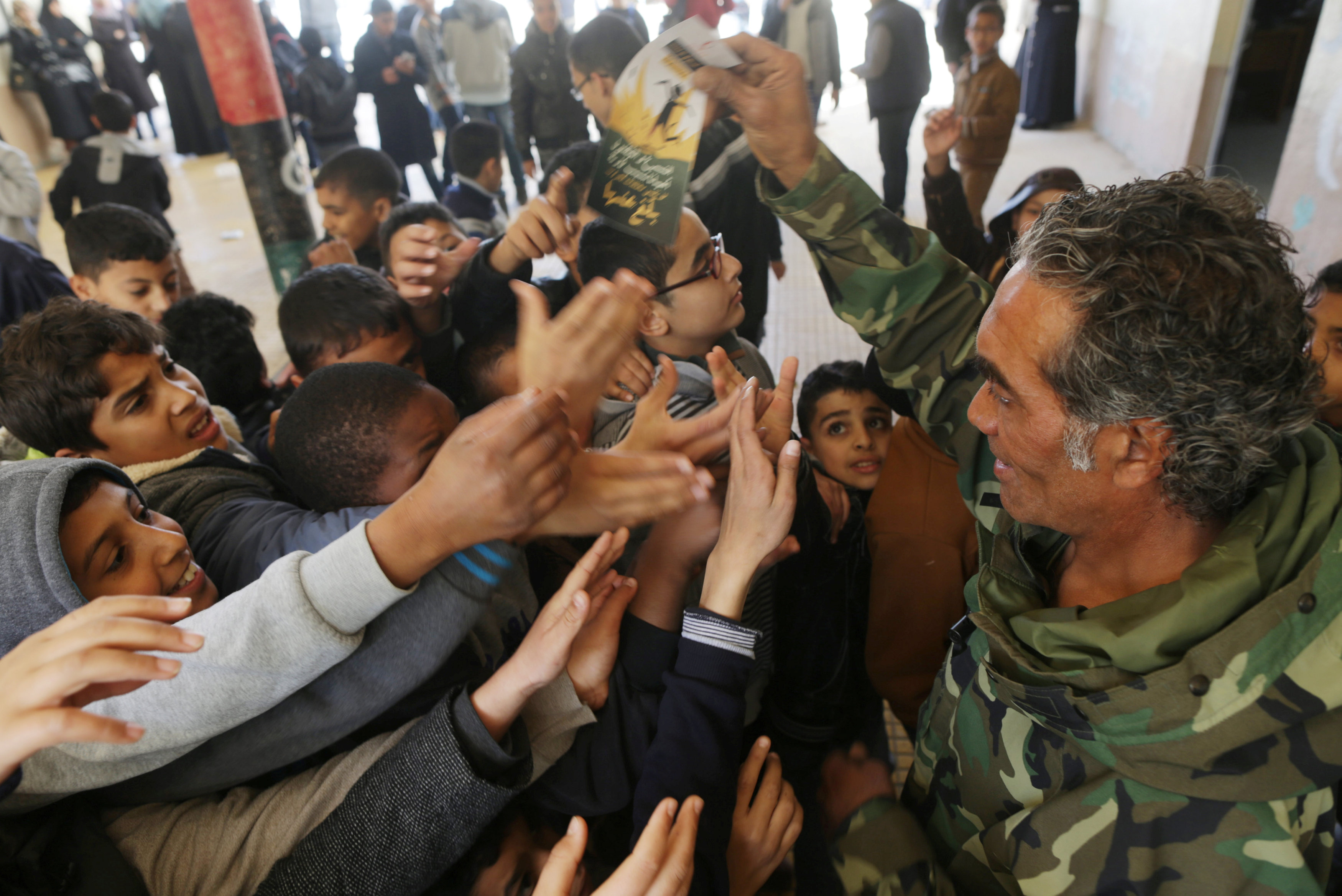 أعضاء الجيش الليبى يوزعون كتيبات على التلاميذ بمخاطر الألغام