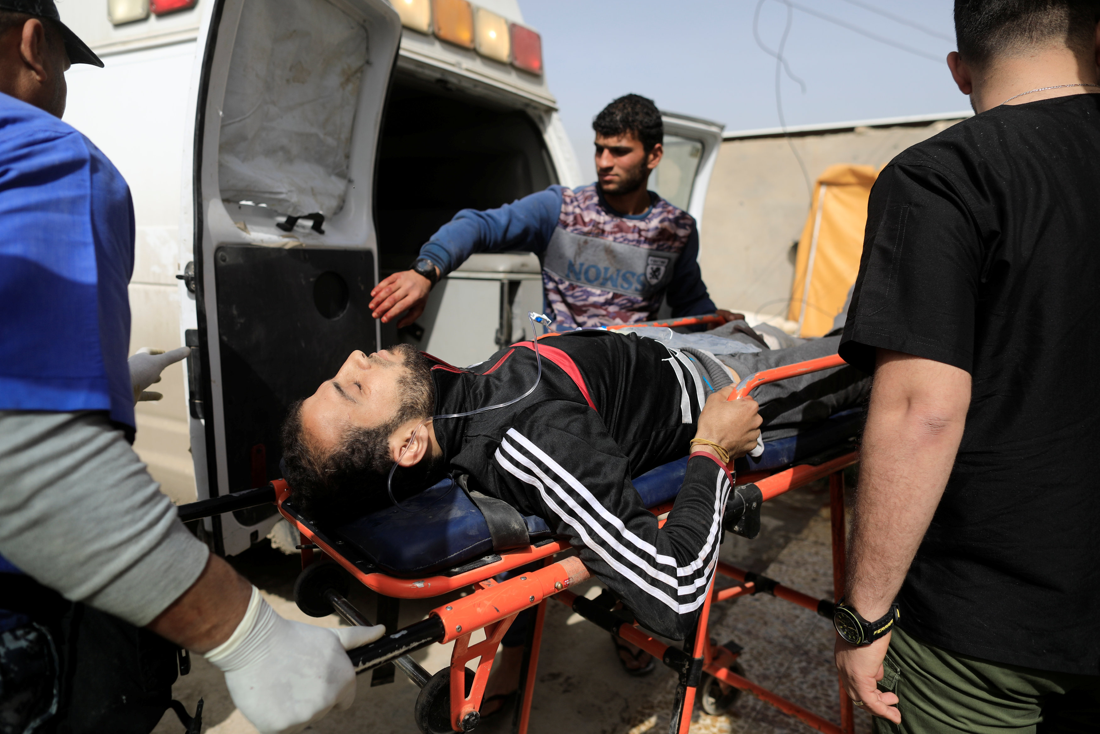 الاسعاف تنقل أحد المصابين فى تفجير الموصل
