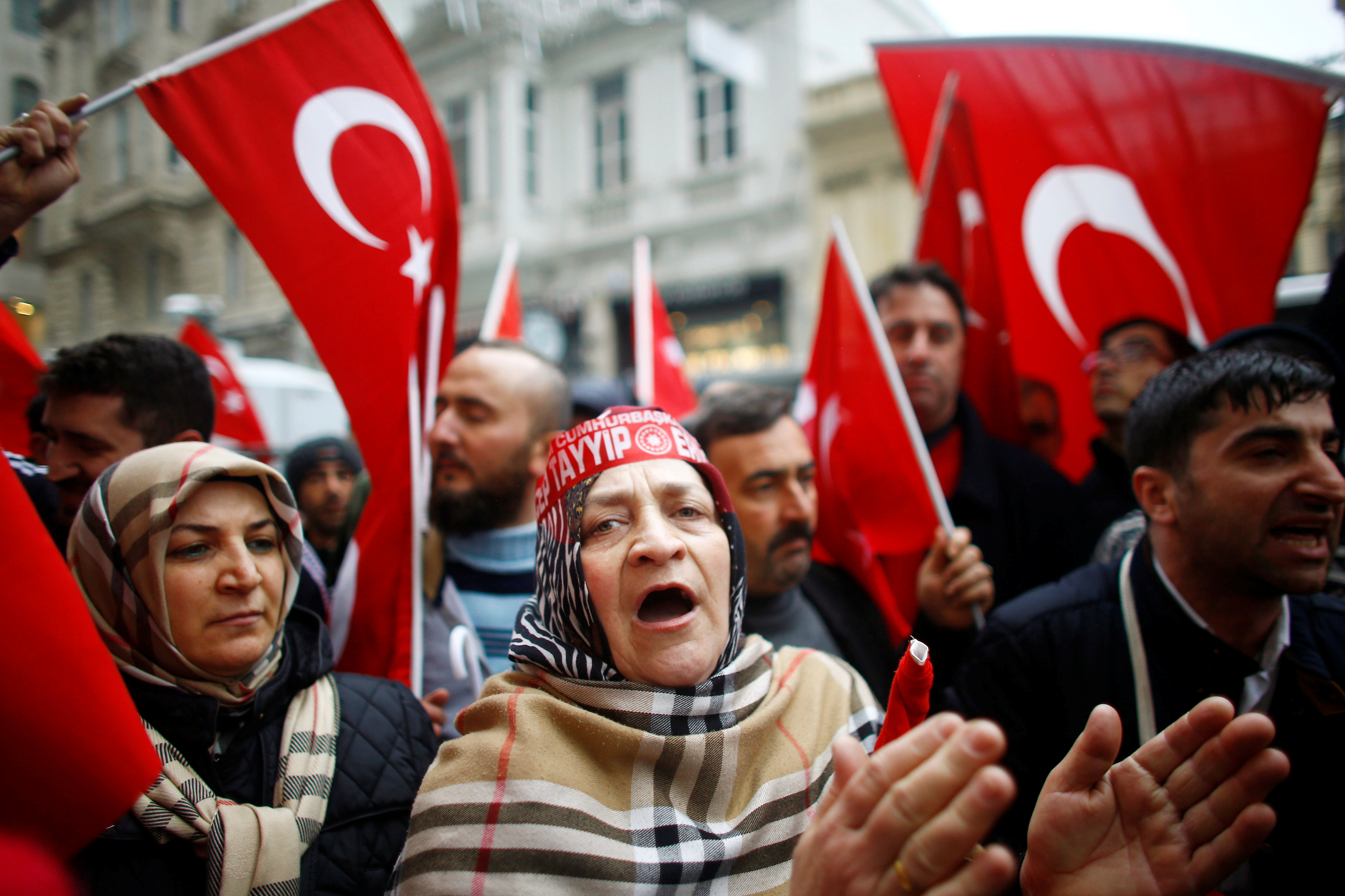 أنصار أردوغان يتظاهرون أمام السفارة الألمانية فى تركيا