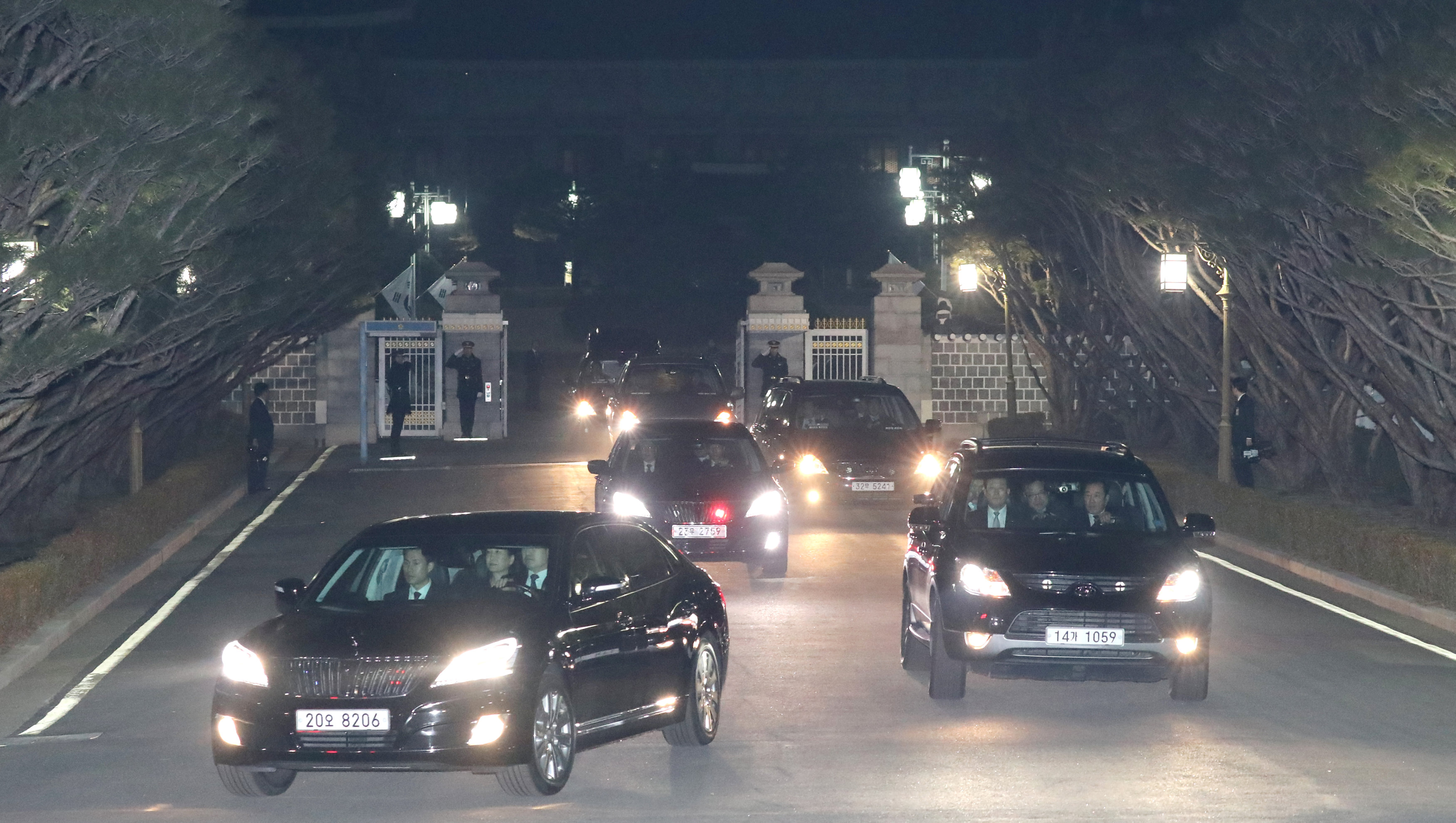 موكب رئيسة كوريا الجنوبية المعزولة يغادر قصر الرئاسة