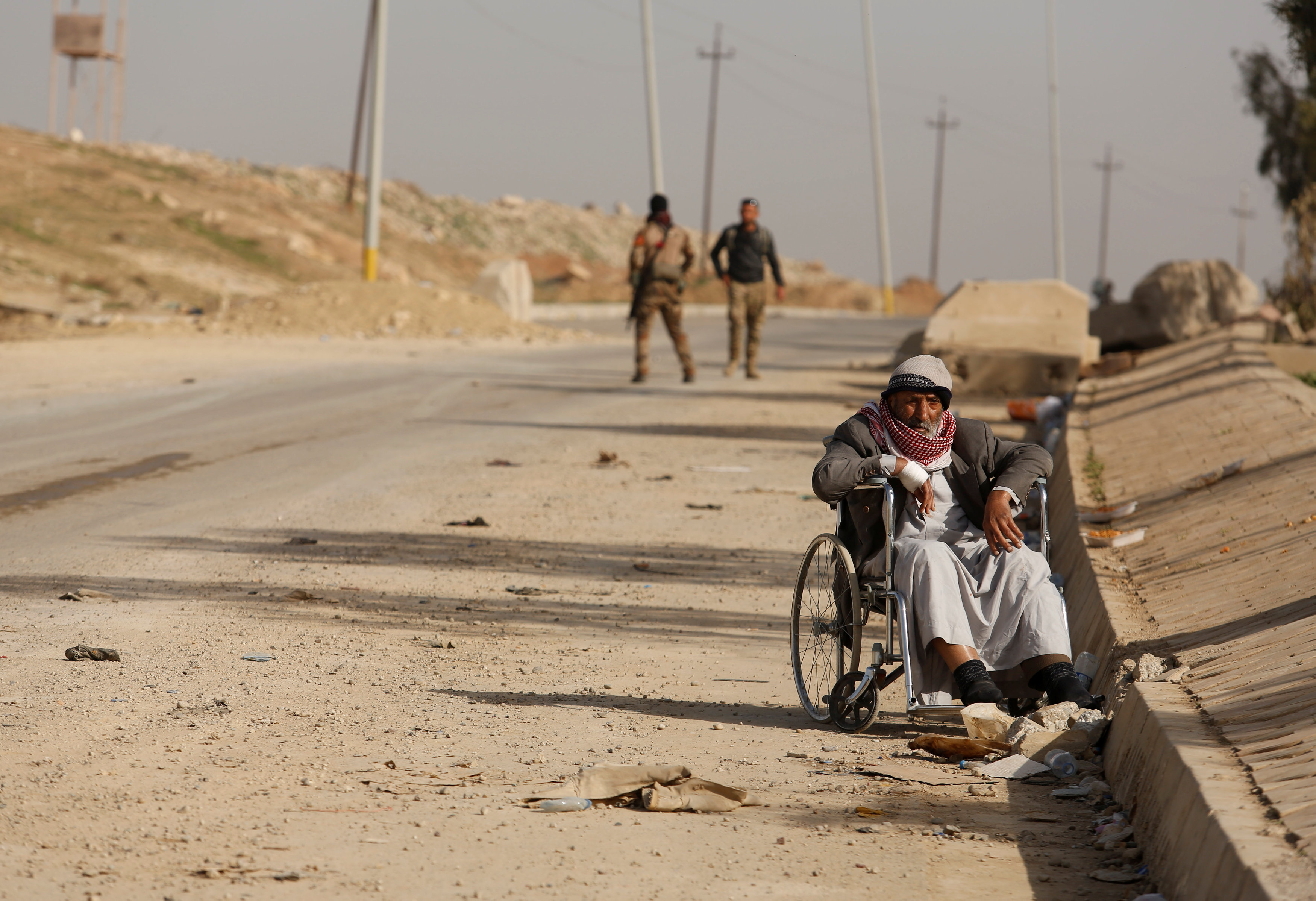 رجل قعيد بين النازحين من الموصل