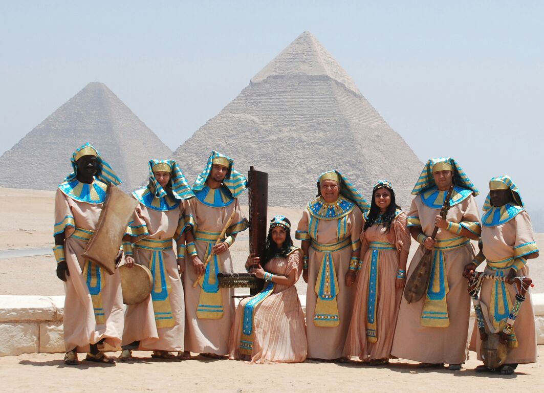 الفرقة الموسيقية الفرعونية أمام سفح الأهرام
