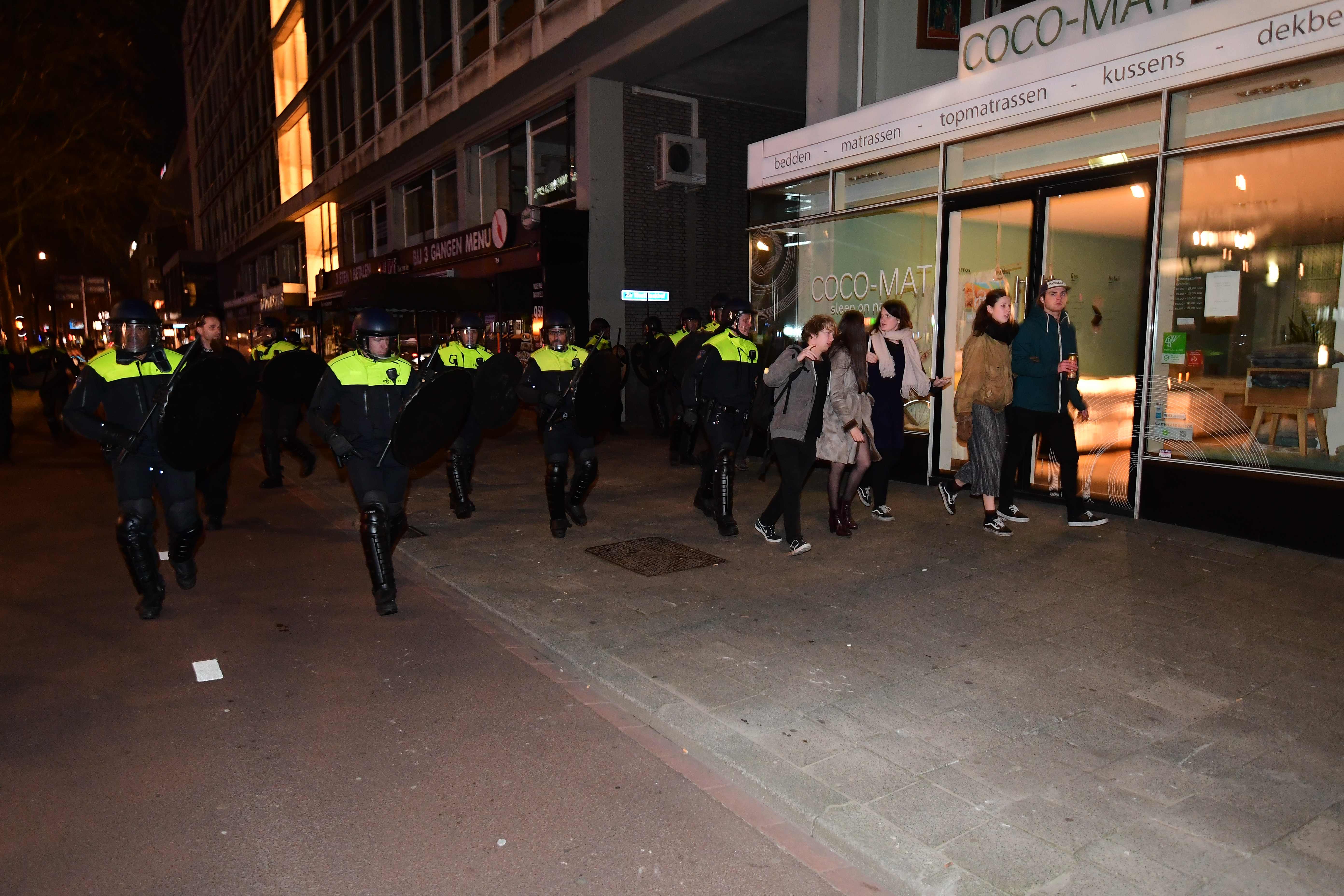 عناصر الشرطة الهولندية تفرق أنصار أردوغان أمام السفارة التركية