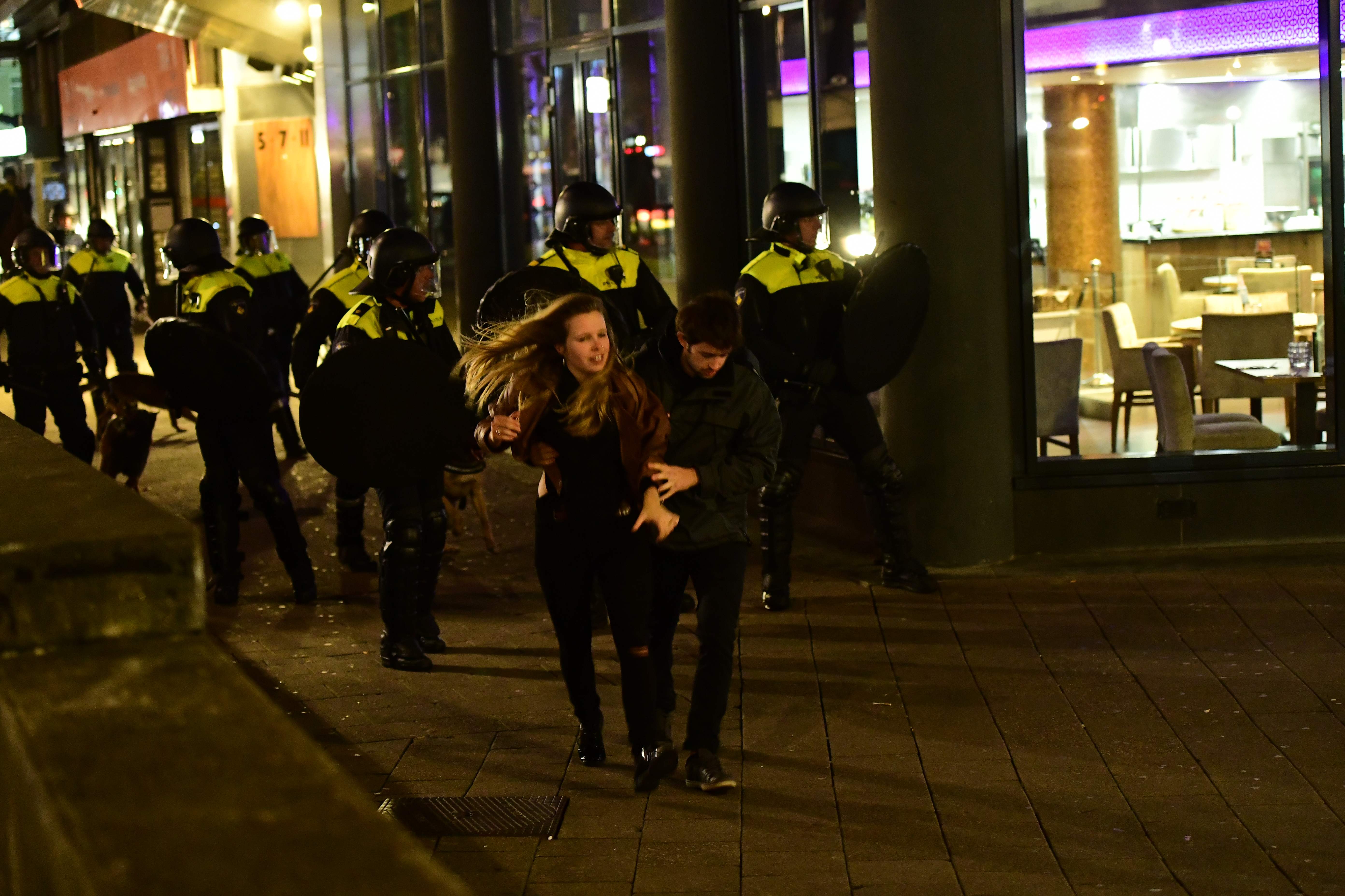 جانب من عنف بين الشرطة الهولندية وأنصار أردوغان