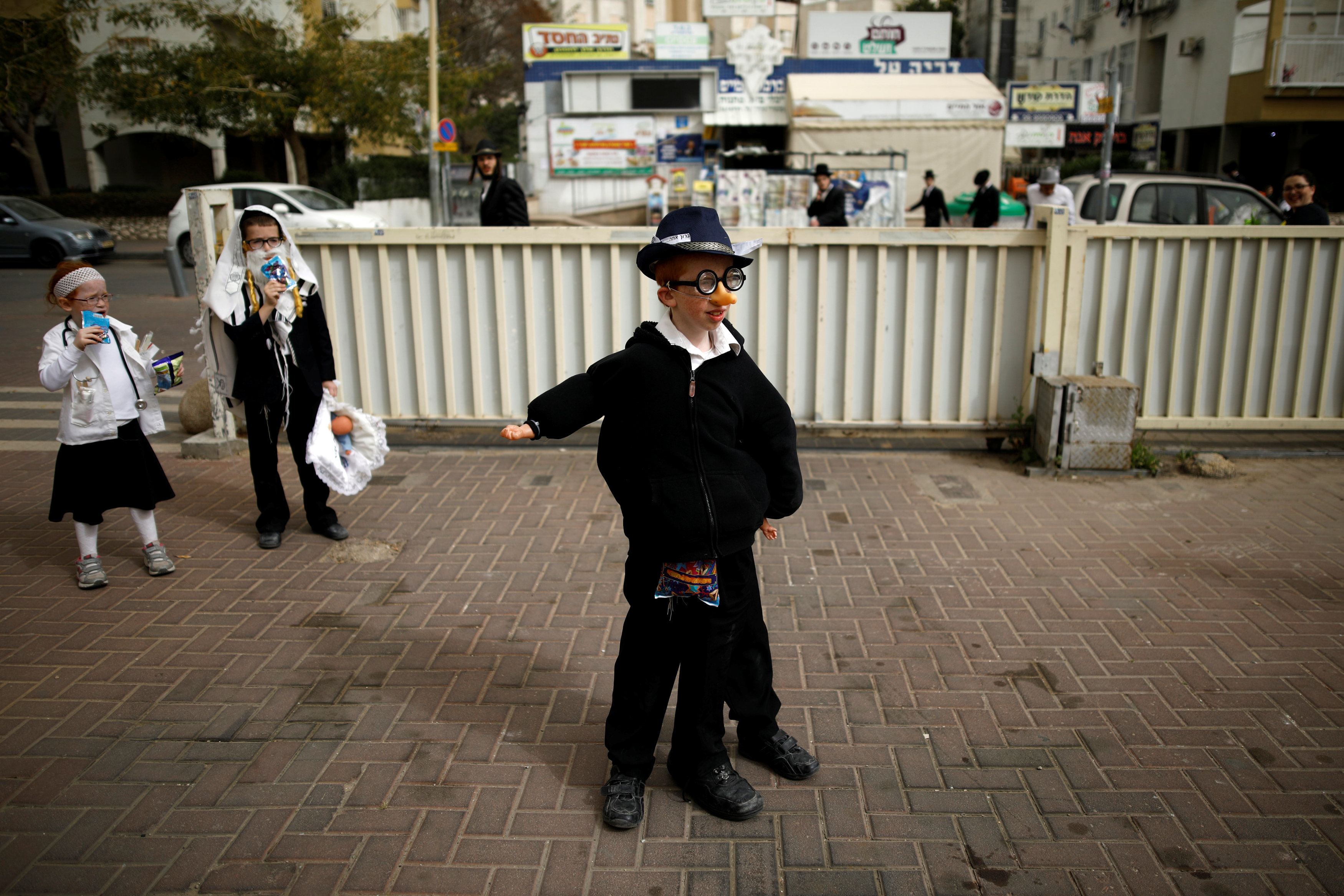أطفال يرتدون أزياء احتفالية فى عيد المساخر باسرائيل
