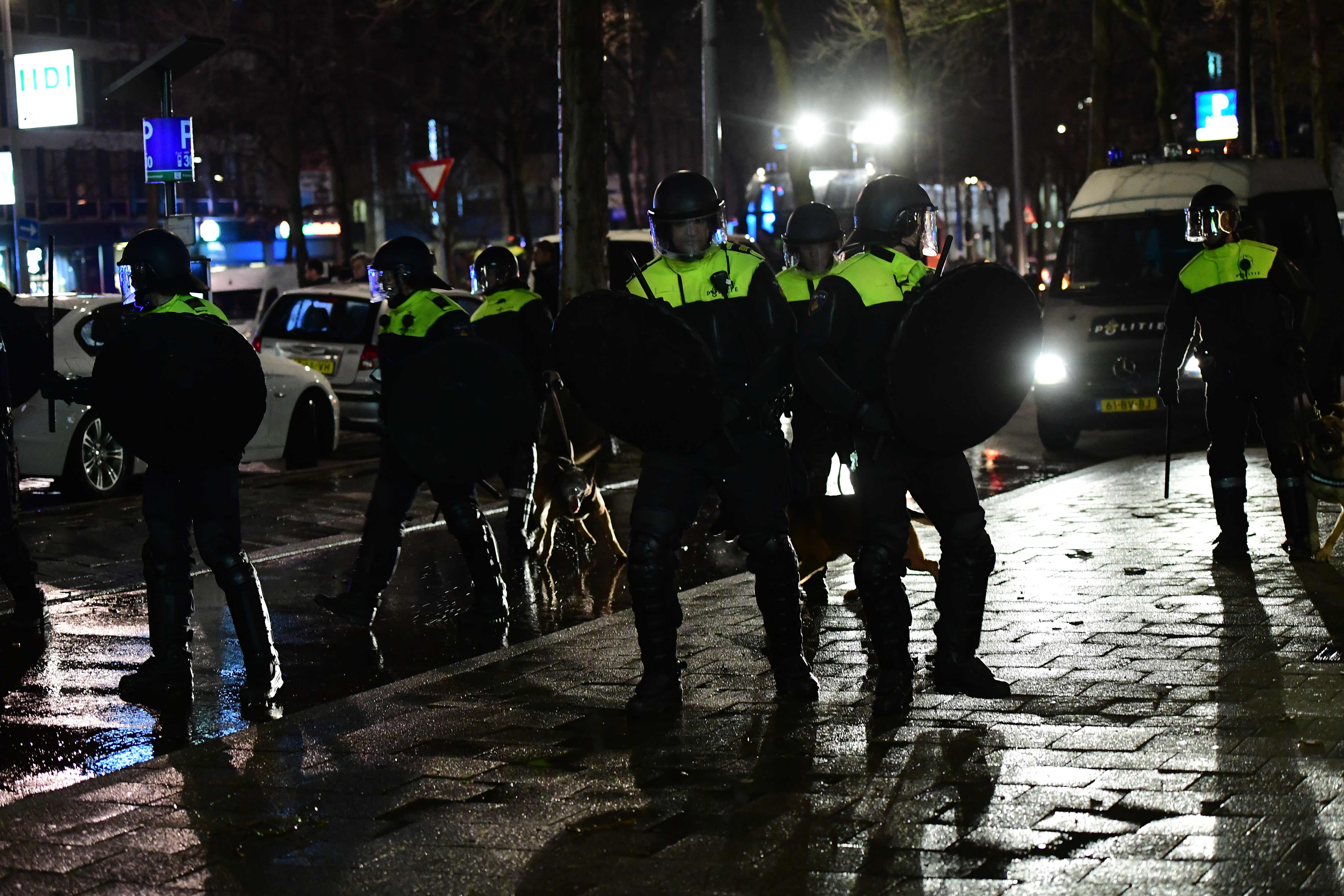 عناصر الشرطة الهولندية تفرق أنصار أردوغان فى العاصمة
