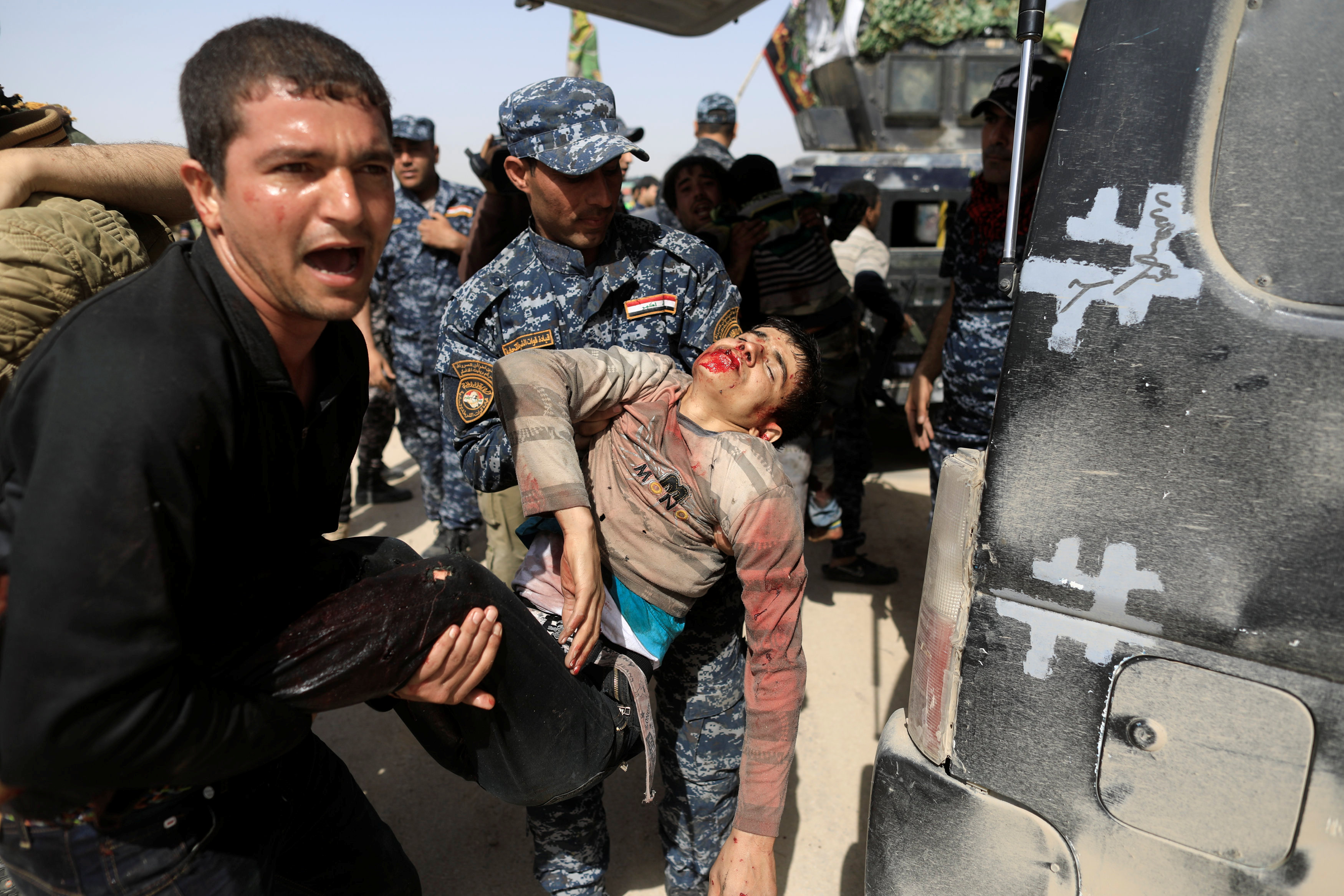 الشرطة العراقية تنقل المصابين فى تفجير الموصل